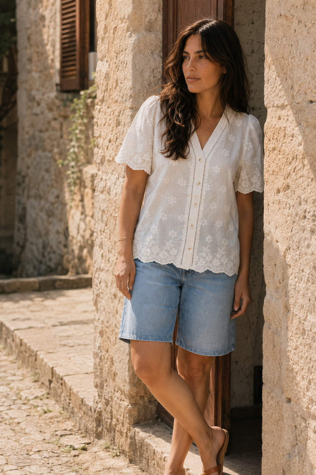 Blusa blanca bordada con escote en V, botones delanteros y bajo festoneado, acompañada de bermuda denim en un look de moda francesa mujer relajado | STRANNA