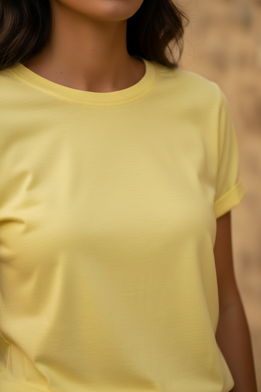 Camiseta amarilla combinada con pantalón blanco de lino y tejidos naturales. Outfit mediterráneo mujer con aire fresco, elegante y atemporal. STRANNA