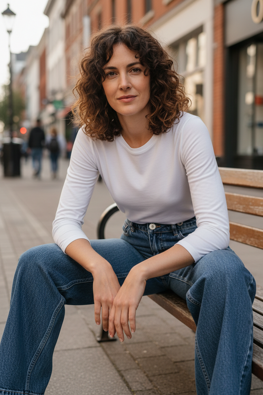 Mujer con outfit elegante mujer en entorno urbano contemporáneo, combinación de estilo francés y moda femenina elegante para el día a día, STRANNA
